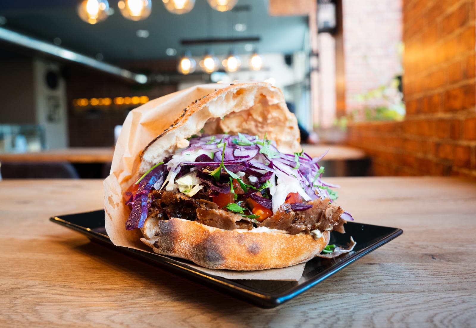 Steak Döner vom Drehspieß mit frischen Zutaten